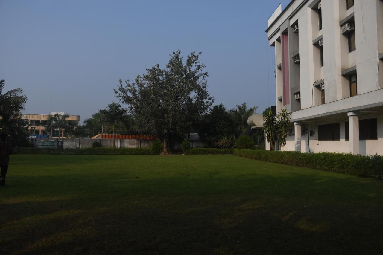 Utkarsh Hotel Dadra Eksteriør bilde