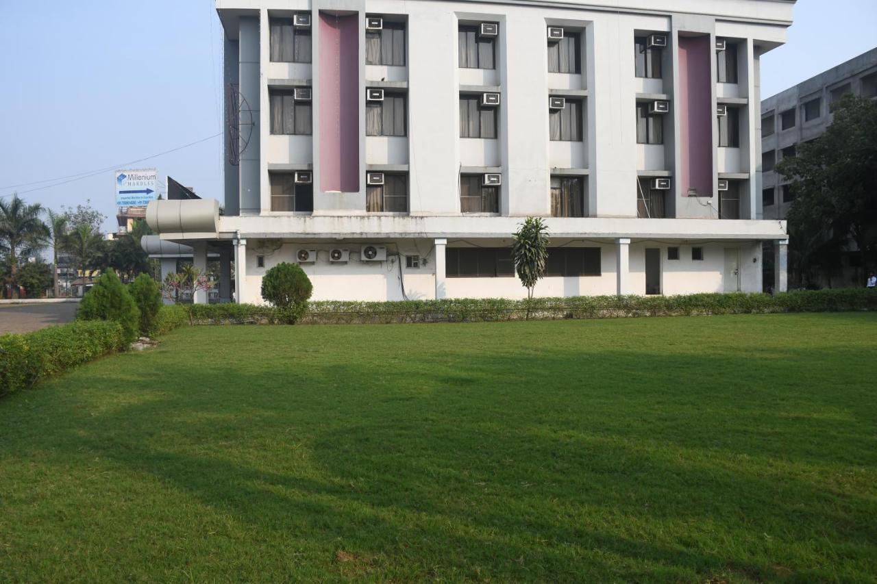 Utkarsh Hotel Dadra Eksteriør bilde